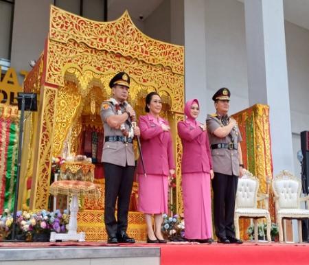 Kapolda Riau, Irjen Pol Herry Heryawan tiba di Pekanbaru dan disambut dengan prosesi adat Melayu. (Foto: Risnaldi)